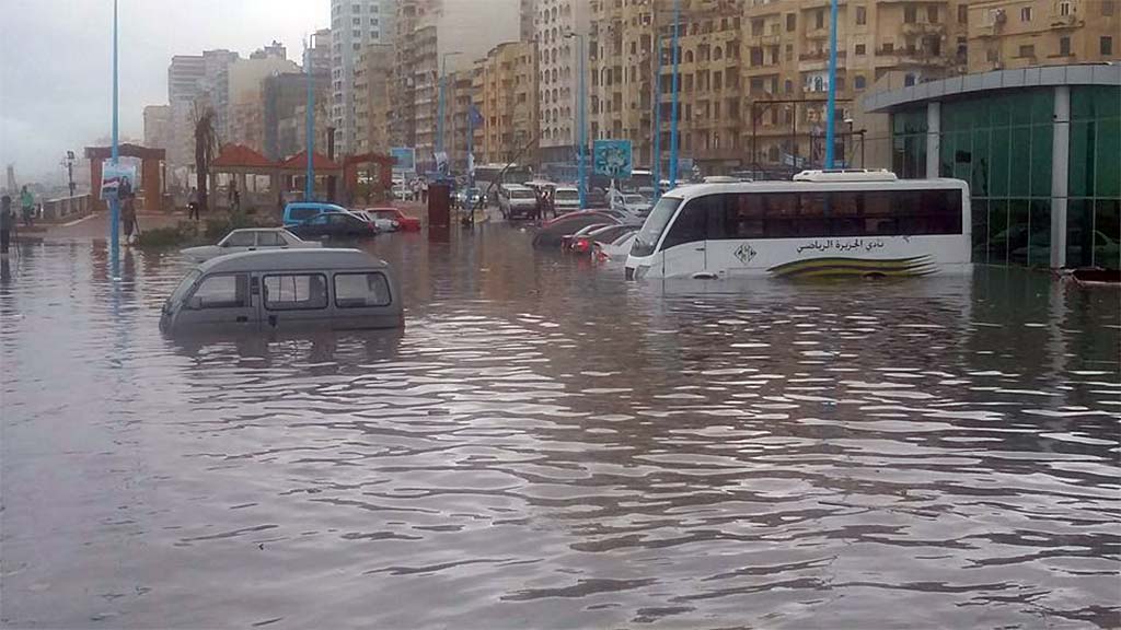 شاهد صور تلخص كارثة غريق الاسكندرية اليوم “بط الشوارع” و”حصان غارق” و”ترام مكهرب”