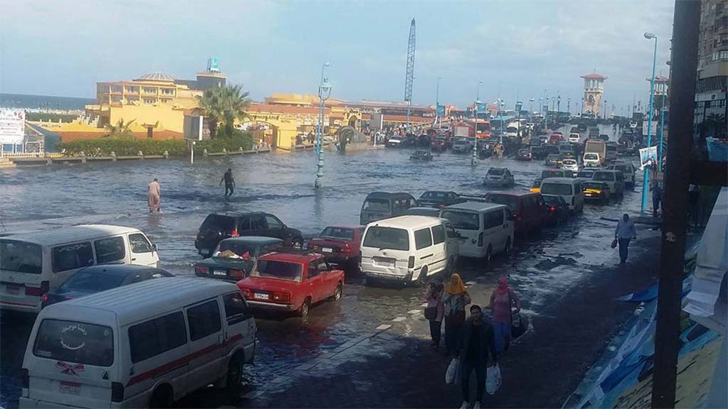 شاهد صور تلخص كارثة غريق الاسكندرية اليوم “بط الشوارع” و”حصان غارق” و”ترام مكهرب”