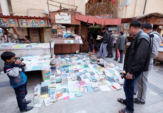 الطفل العراقي “قمر هاشم ” أصغر مصوّر فوتوغرافي في العالم